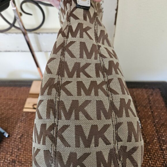 Michael Kors Large Women`s Signature and and white Tote Shoulder bag - Picture 10 of 10